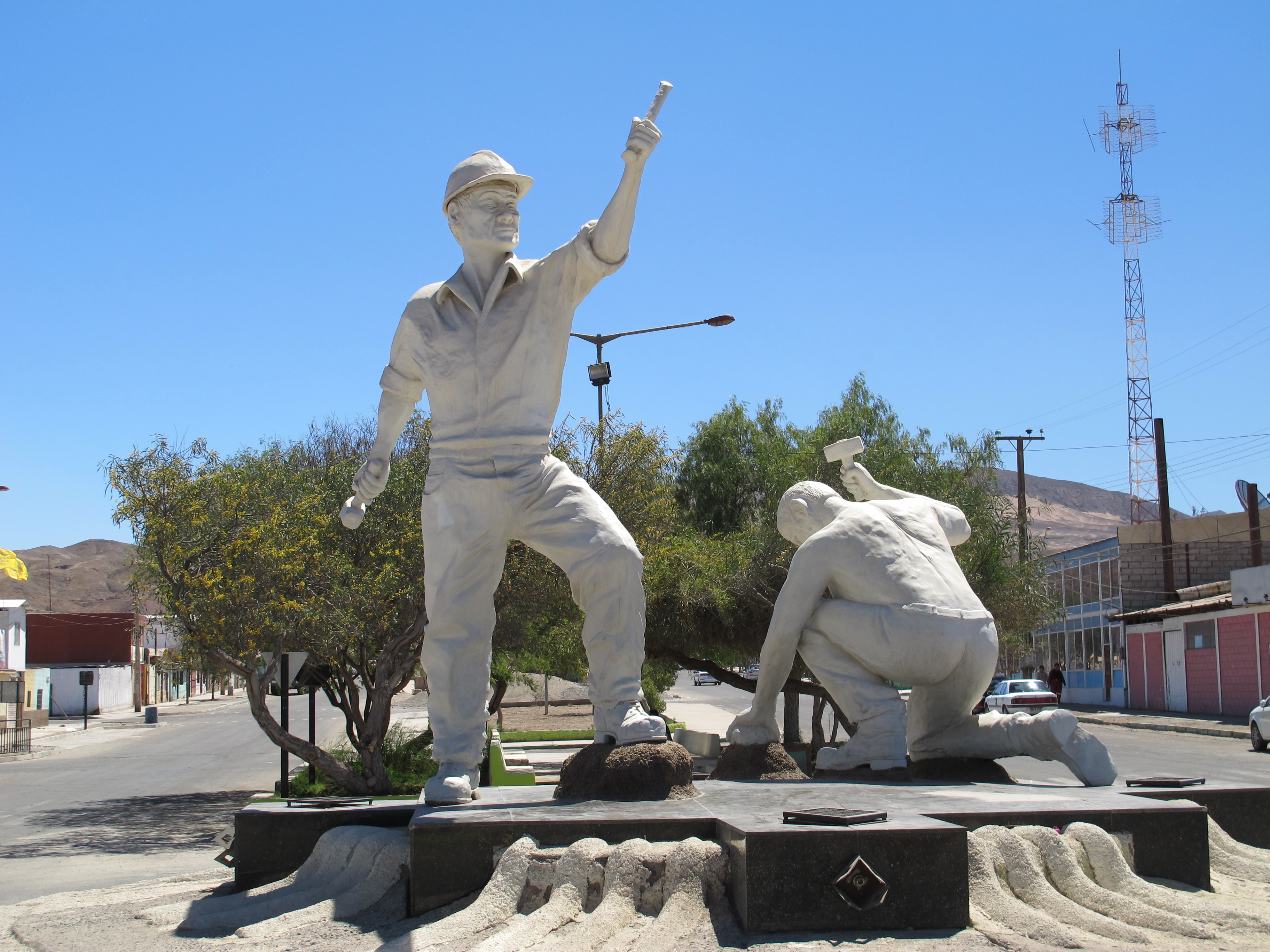 Monument commémoratif à l’effigie des mineurs chiliens à Diego del Almagro, province de Chañaral, Chili (© ISF SystExt, 2013)