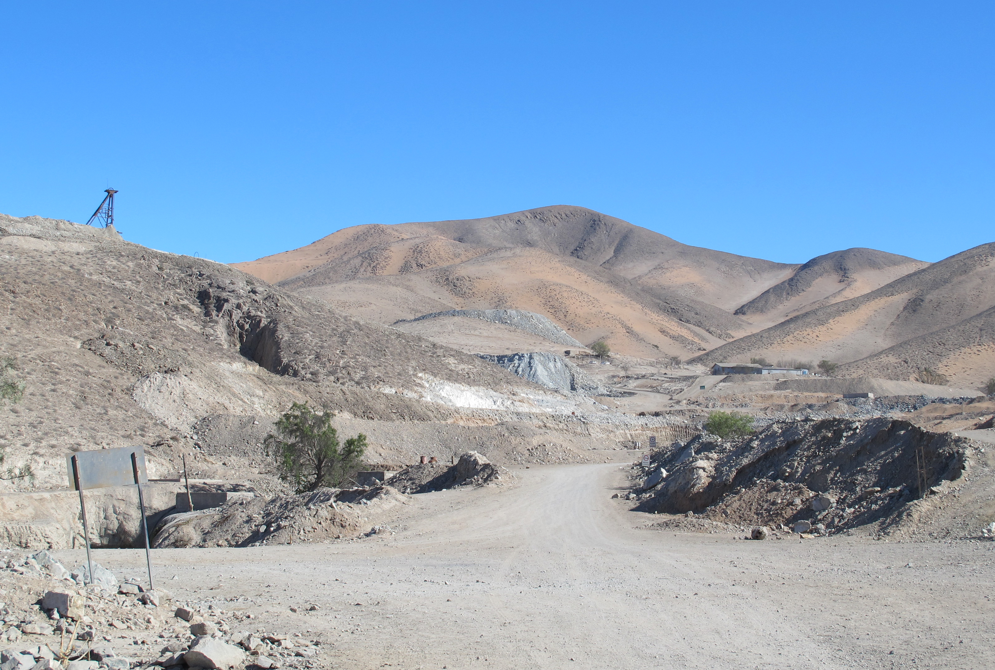 Mine de San José dans la région de Copiapó (Chili), fermée depuis l’accident majeur de 2010 durant lequel 33 mineurs sont restés piégés deux mois à 700m de profondeur (© ISF SystExt, 2013)