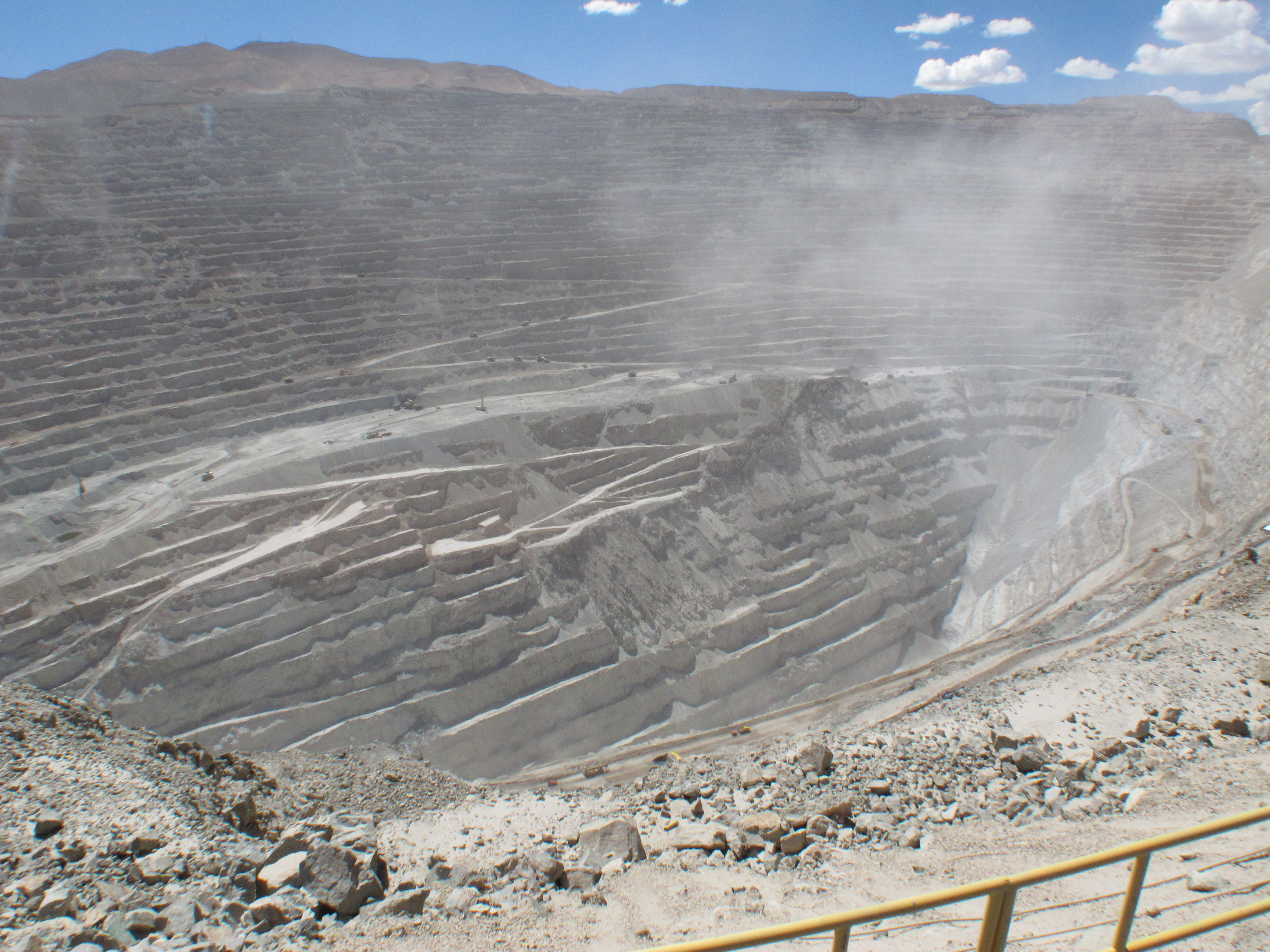 Mine de Chuquicamata dans le désert d’Atacama, la plus grande mine à ciel ouvert de cuivre au monde, exploitée par l’entreprise chilienne Codelco (© ISF SystExt, 2013)